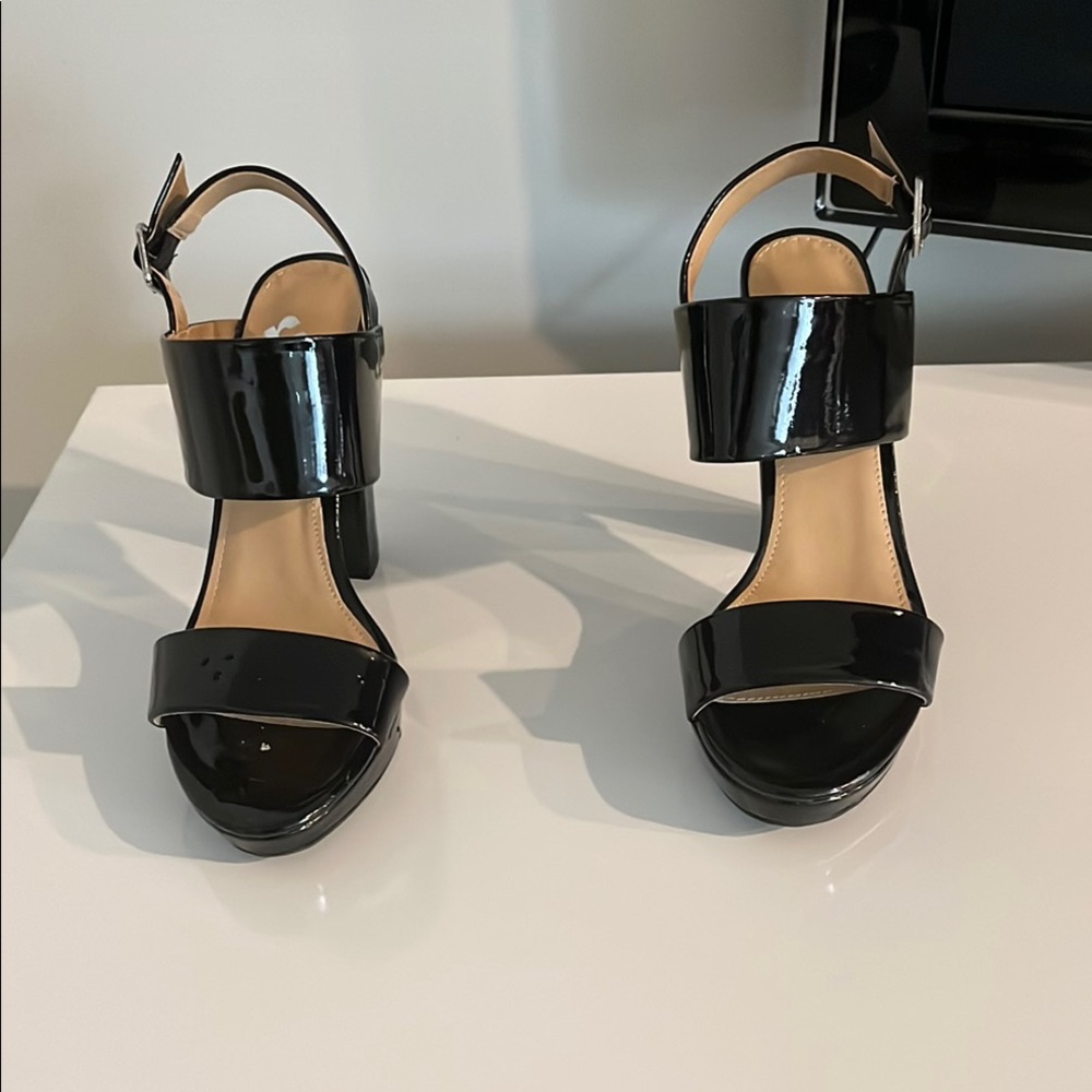 R Report Elegant Black‎ Patent Leather Heels with Slingback. Size 9